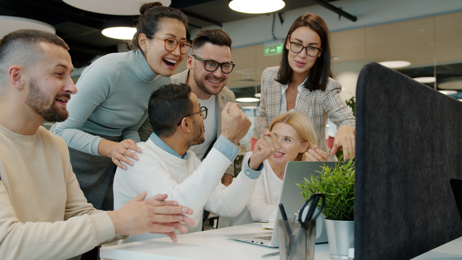 Équipe fêtant le lancement d'un projet d'entreprise